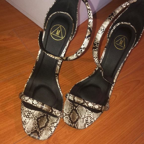 Snake skin finish heel - Picture 1 of 4